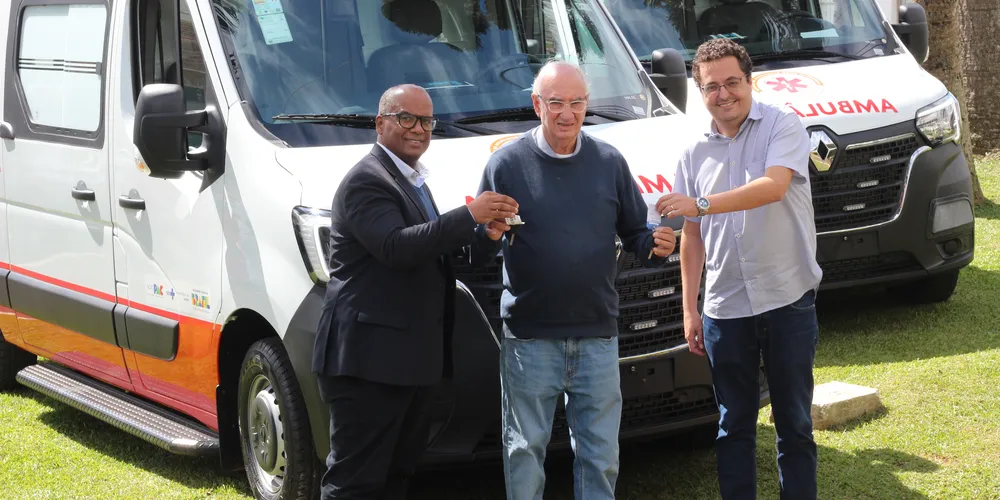 Robson Xavier, Reinaldo Cardoso e Ricardo Cardoso Filho receberam a chave dos veículos