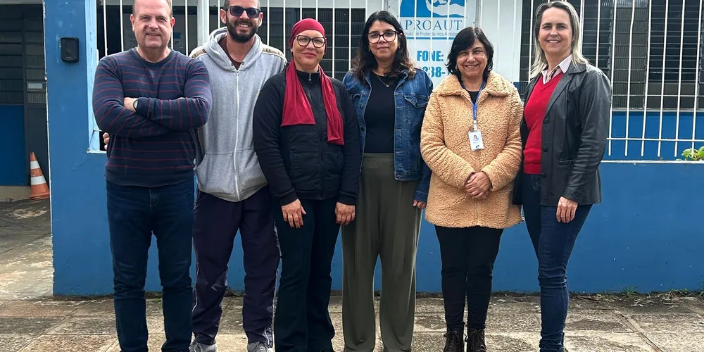 Na foto, equipe de profissionais e direação da Aproaut