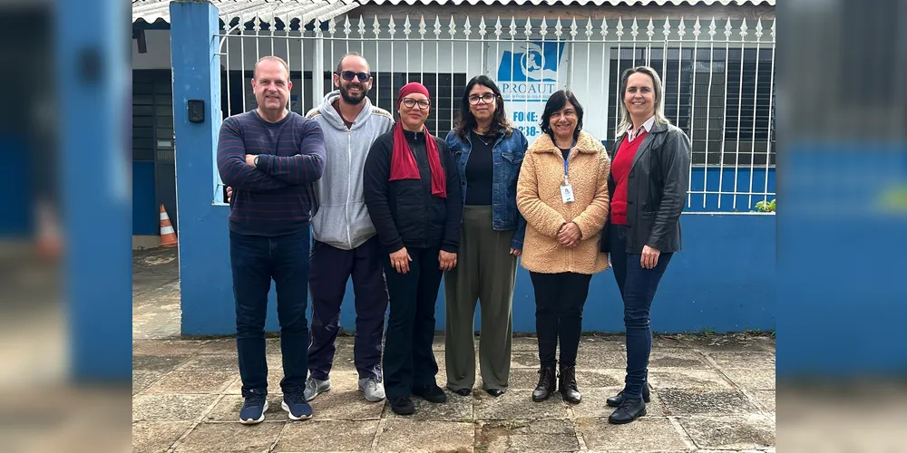 Na foto, equipe de profissionais e direação da Aproaut