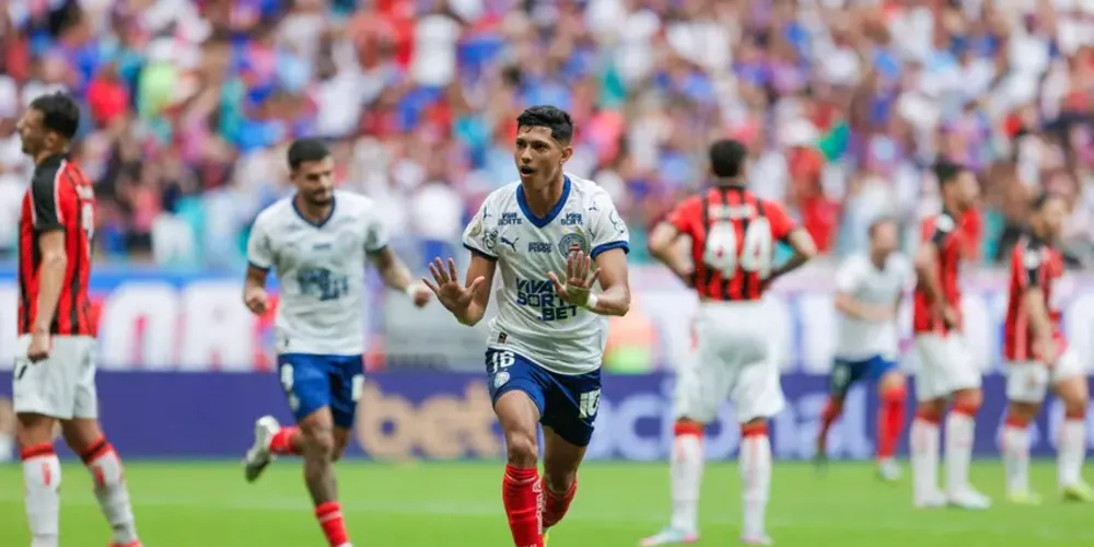 Erick Pulga comemora gol contra o Vitória