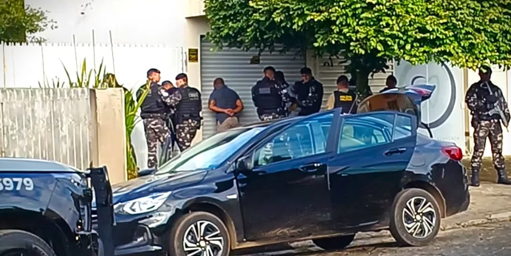 Quatro homens foram abordados pelas autoridades