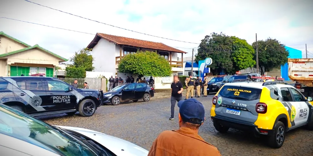Suspeitos foram presos na rua Coronel José Miró de Freitas