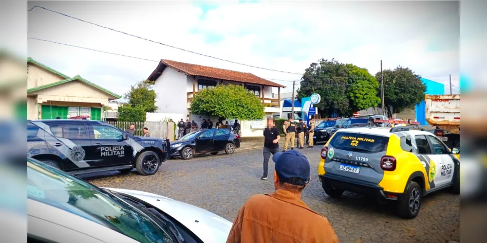 Suspeitos foram presos na rua Coronel José Miró de Freitas