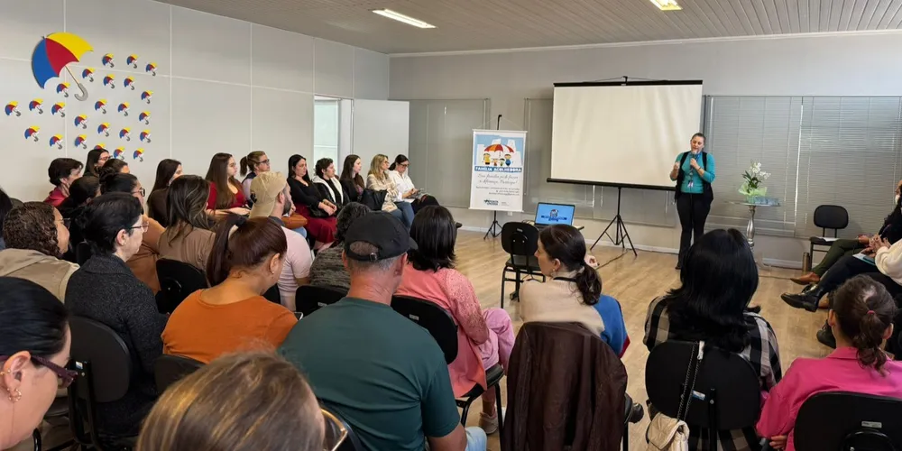 A presidente da Faspg, Tatyana Belo, ministrou uma palestra na abertura da Capacitação das Famílias Acolhedoras 2025