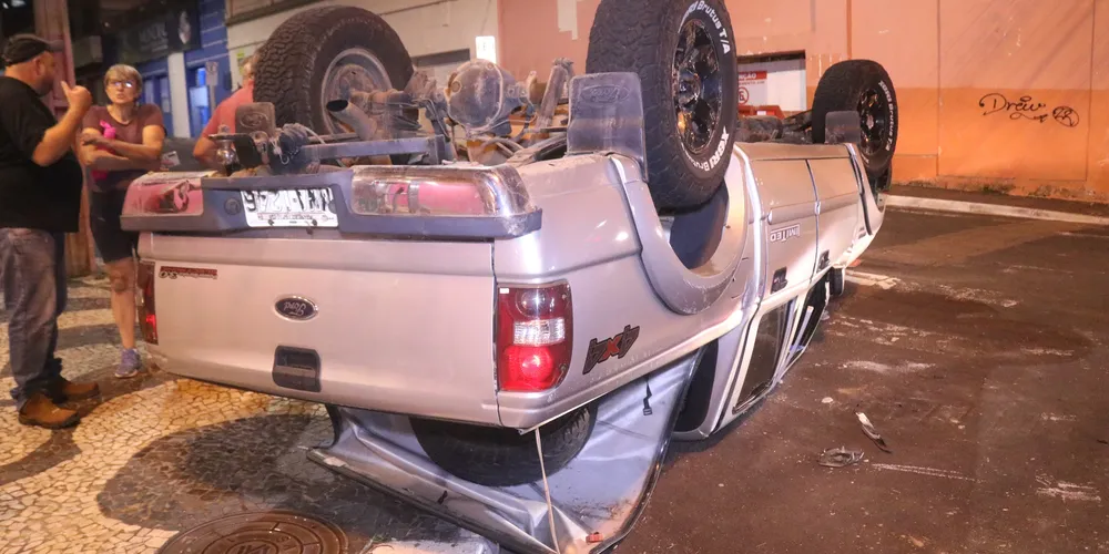 Caminhonete tomba em cruzamento movimentado de Ponta Grossa