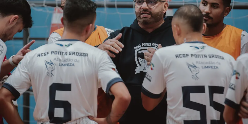 Técnico Rogério Pruencio dando instruções para seus atletas
