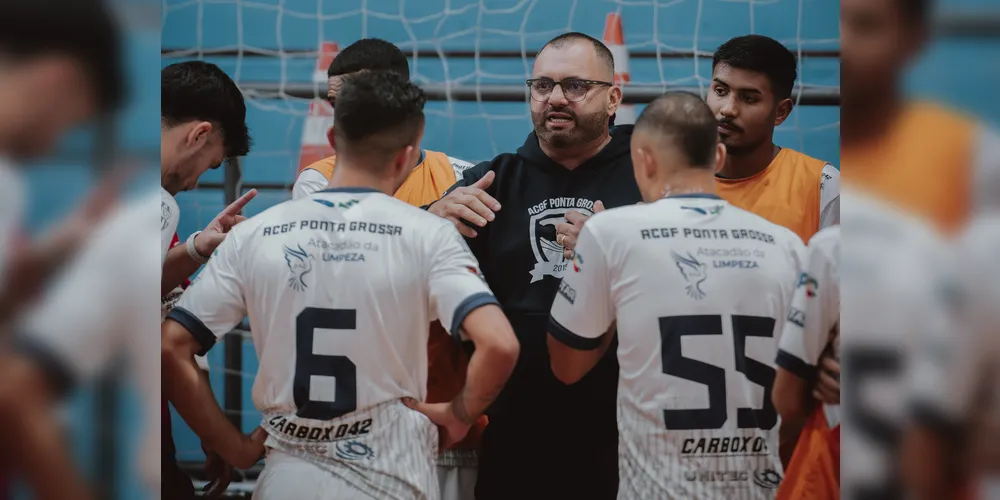 Técnico Rogério Pruencio dando instruções para seus atletas