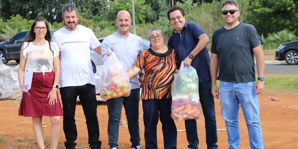 População troca recicláveis por kit com alimentos