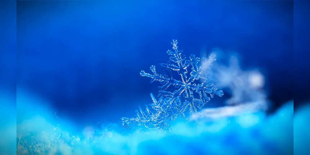 Flocos de neve são conjuntos de cristais de gelo que se agregam uns aos outros