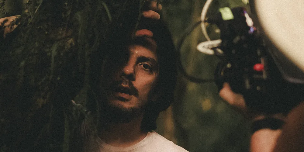 Além de Tremendo Encanto Noturno, o músico já lançou um álbum, dois EPs e singles como 'Apenas Outra Comum Humana'