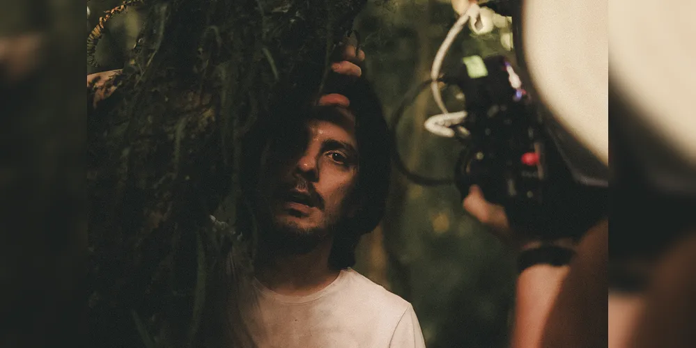 Além de Tremendo Encanto Noturno, o músico já lançou um álbum, dois EPs e singles como 'Apenas Outra Comum Humana'