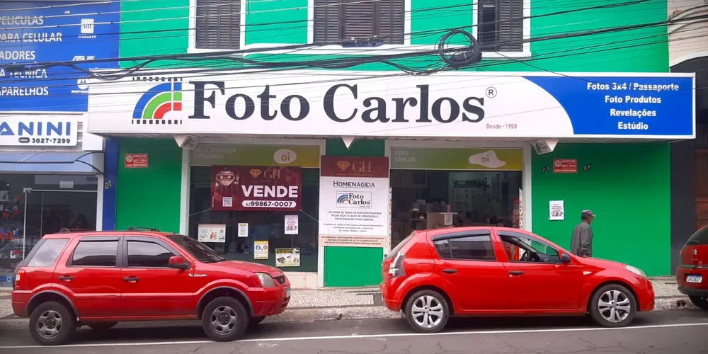 Cartaz foi colocado em frente à loja, no Centro de Ponta Grossa