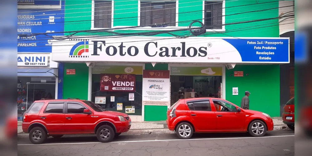 Cartaz foi colocado em frente à loja, no Centro de Ponta Grossa