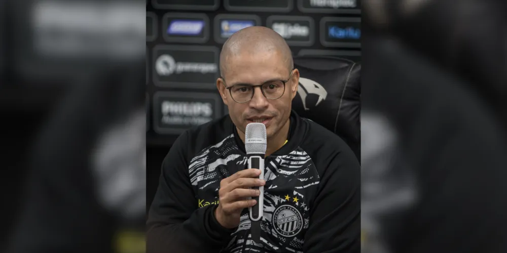 Alex de Souza dando entrevista em coletiva de imprensa