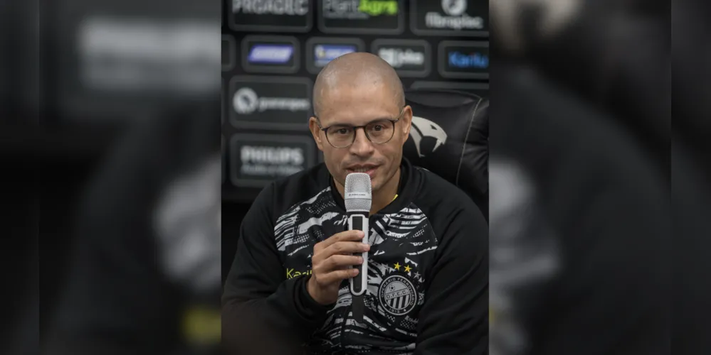 Alex de Souza dando entrevista em coletiva de imprensa
