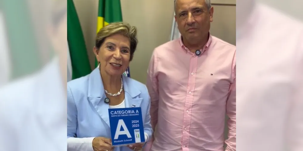 Prefeita exibe a placa de reconhecimento com a ‘Categoria A’