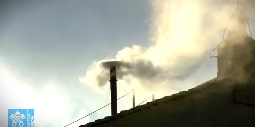 Fumaça branca foi anunciada no início da tarde desta quinta-feira (8), horário de Brasília