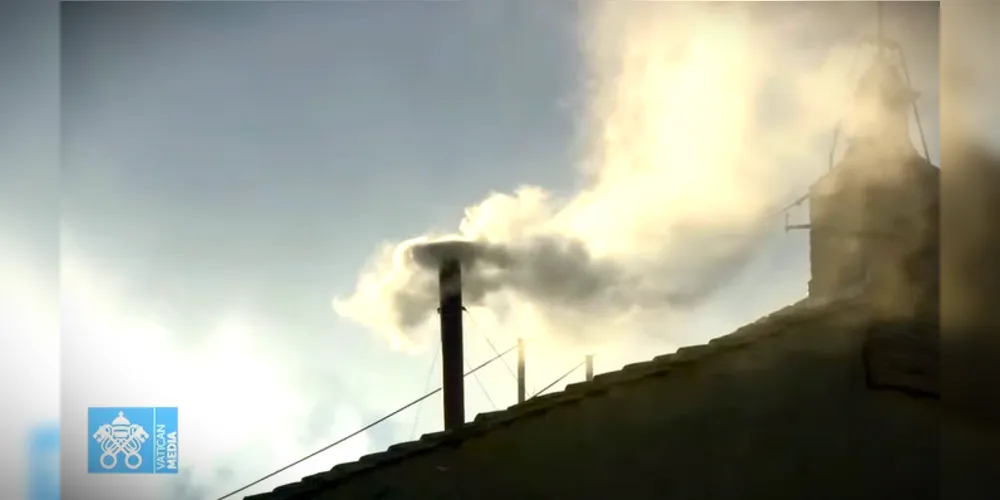 Fumaça branca foi anunciada no início da tarde desta quinta-feira (8), horário de Brasília