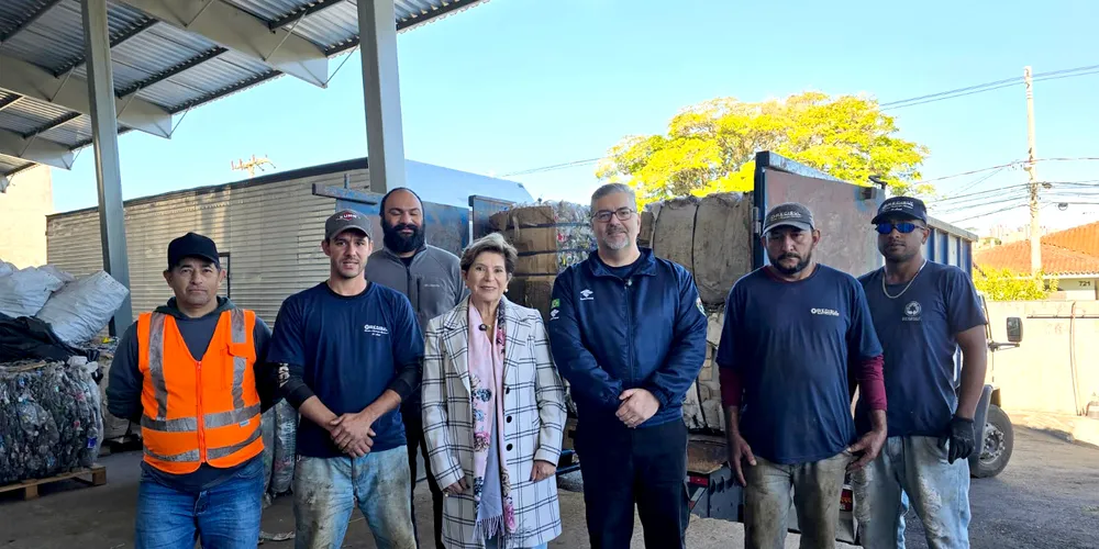 Autoridades acompanharam a entrega dos fardos