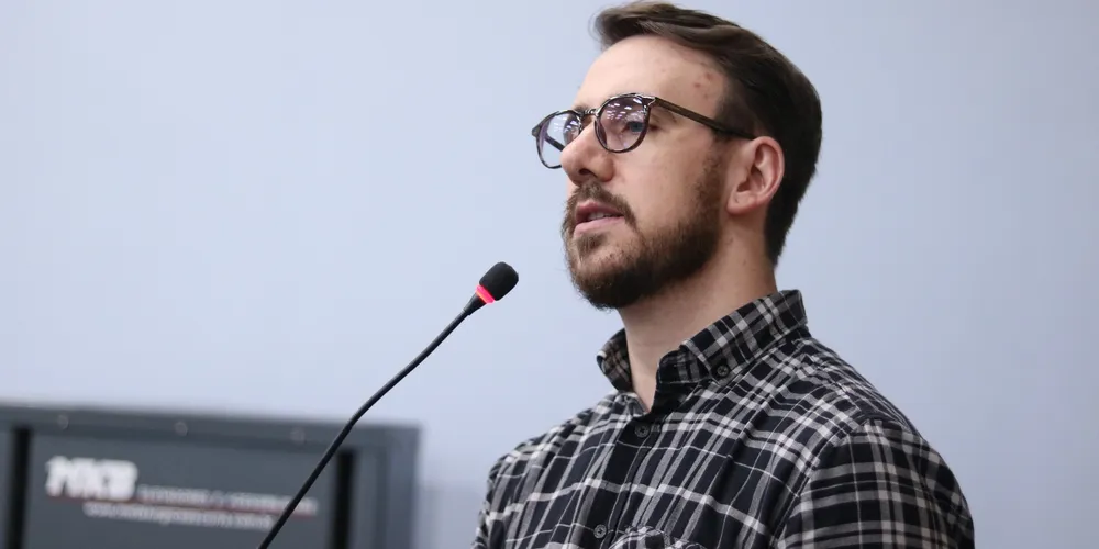 Geraldo Stocco durante discurso na Tribuna da Câmara Municipal de Ponta Grossa