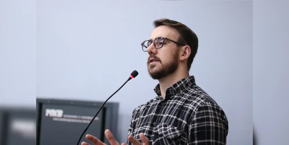 Geraldo Stocco durante discurso na Tribuna da Câmara Municipal de Ponta Grossa