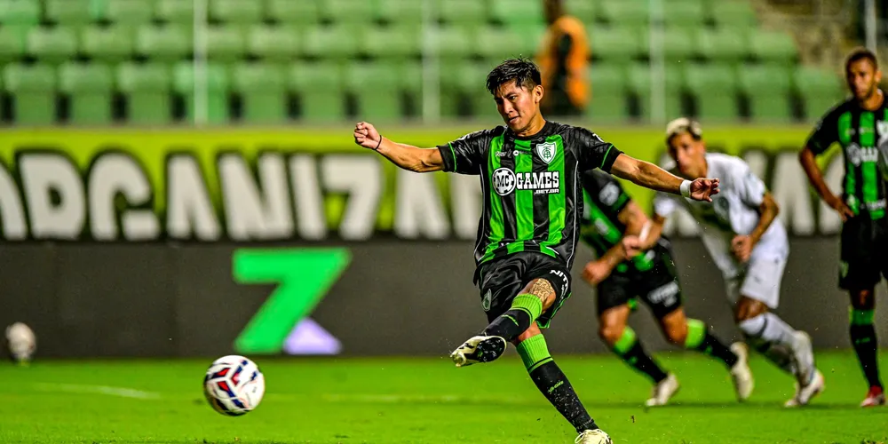 Miguelito batendo pênalti para o América Mineiro