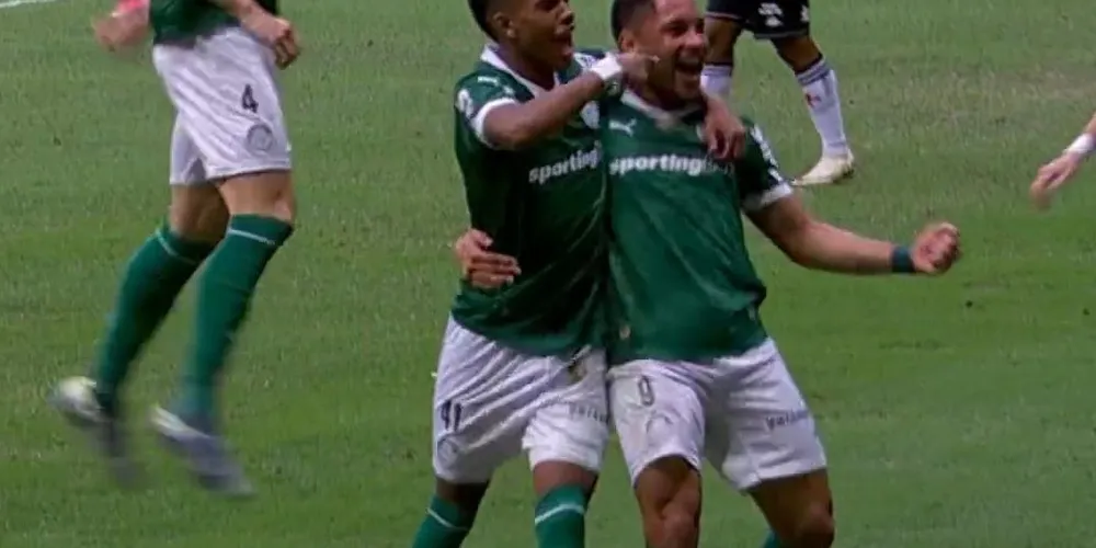 Estevão e Vitor Roque comemoraram juntos.