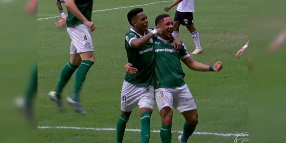 Estevão e Vitor Roque comemoraram juntos.