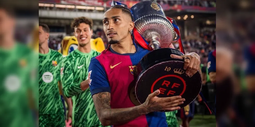 Raphinha com o troféu da LaLiga