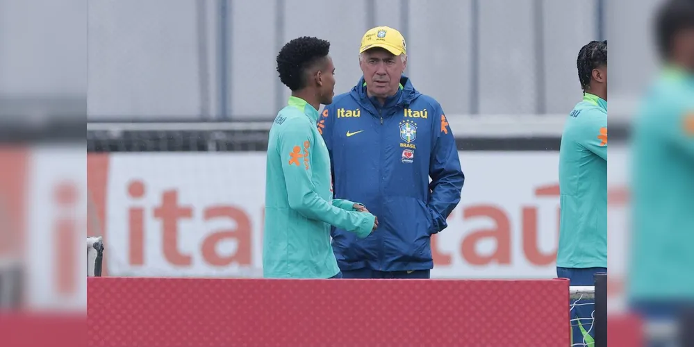 Ancelotti conversando com Estêvão