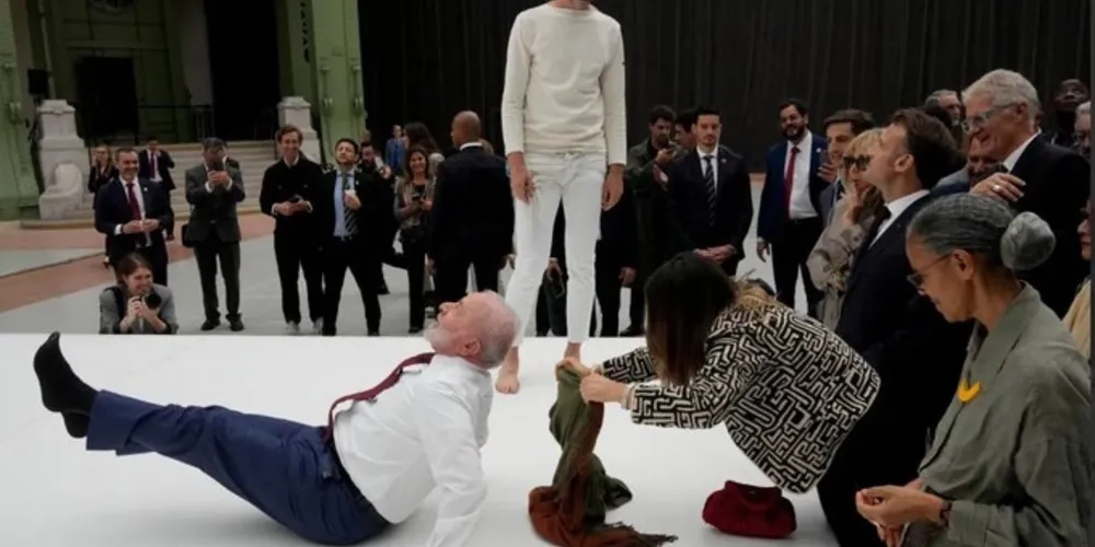 Lula faz acrobacia acompanhado do presidente francês, Emmanuel Macron, além de ministros e integrantes das delegações brasileira e francesa