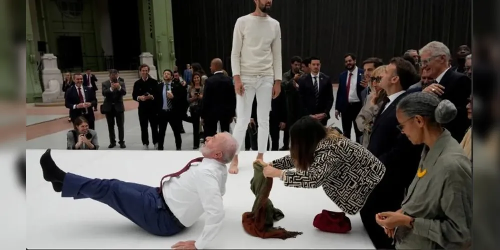 Lula faz acrobacia acompanhado do presidente francês, Emmanuel Macron, além de ministros e integrantes das delegações brasileira e francesa