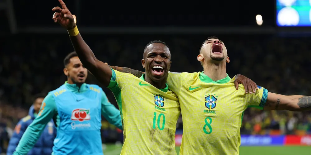 Vini Jr. comemora gol do jogo, abraçado com Bruno Guimarães