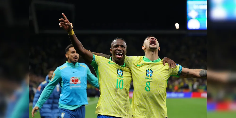 Vini Jr. comemora gol do jogo, abraçado com Bruno Guimarães