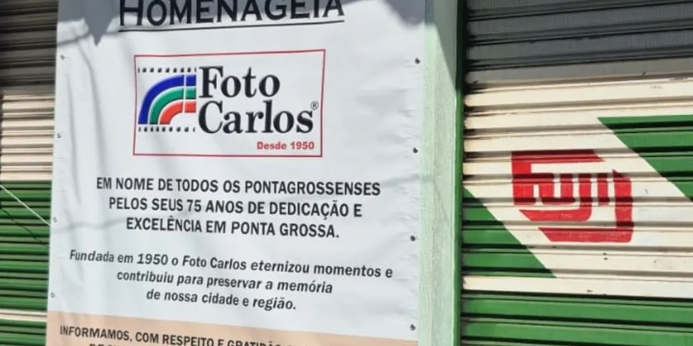 Empresa colocou um cartaz em frente à loja