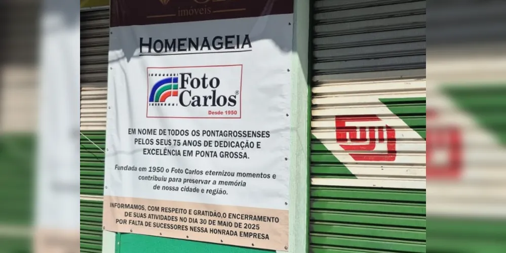 Empresa colocou um cartaz em frente à loja