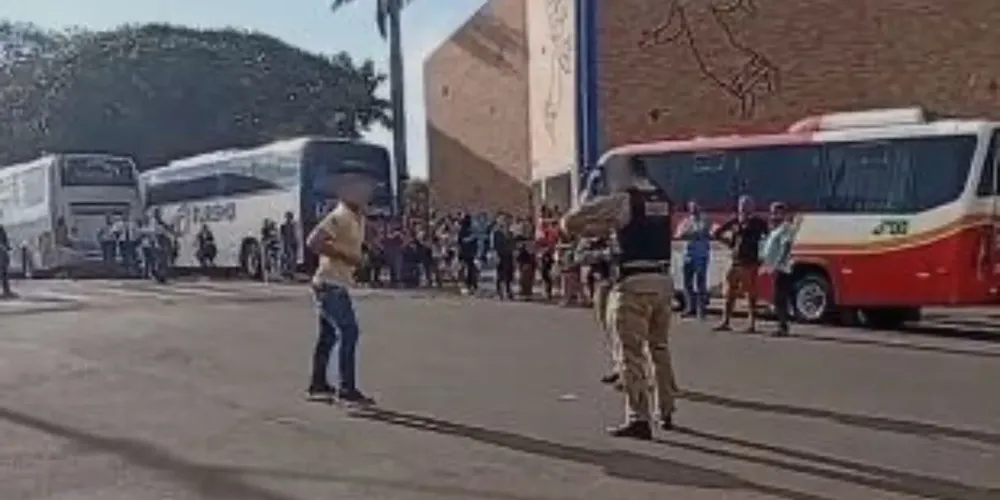 Um PM reagiu e atingiu o homem com um tiro na perna