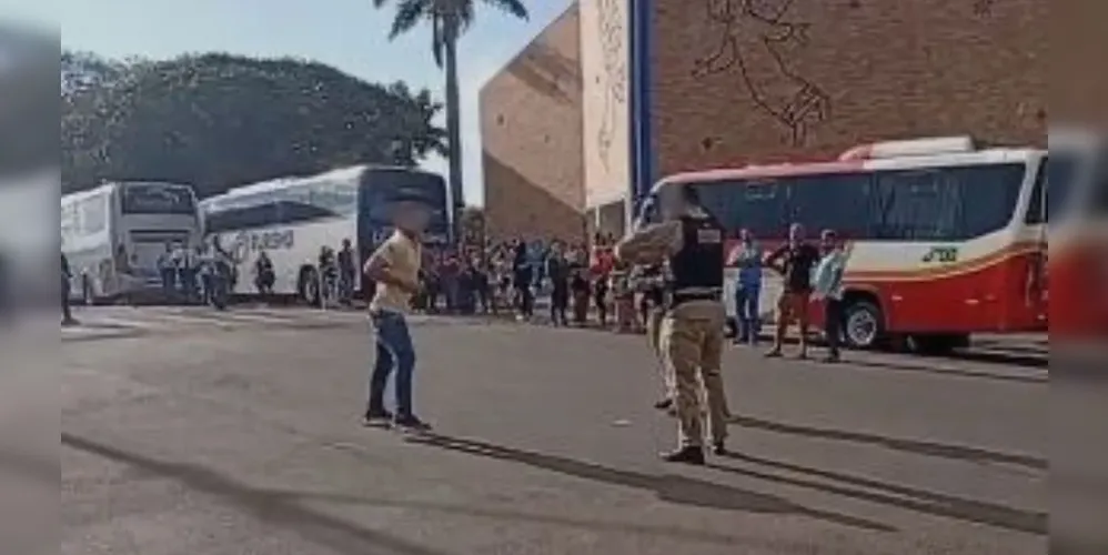 Um PM reagiu e atingiu o homem com um tiro na perna
