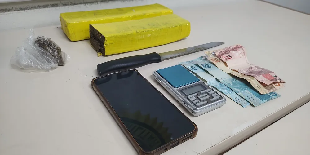Polícia Militar apreendeu drogas e demais itens