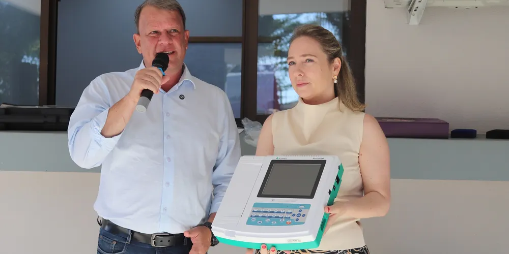 A entrega foi realizada por Maurícia Rivabem no prédio da Prefeitura Municipal de Campo Largo