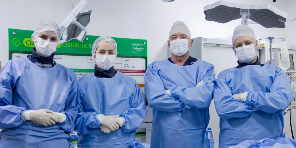 r. Jivago Sabatini (à direita), junto com a equipe que acompanhou as cirurgias