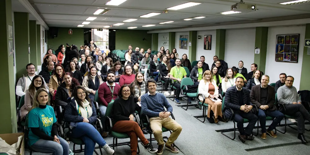 Colaboradores estiveram envolvidos diretamente em 10 projetos práticos, cada um deles orientado por profissionais da própria cooperativa