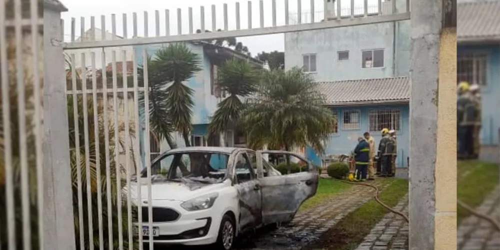 Veículo foi destruído pelas chamas