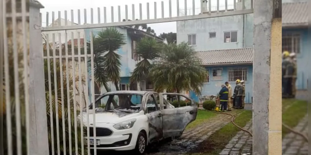 Veículo foi destruído pelas chamas