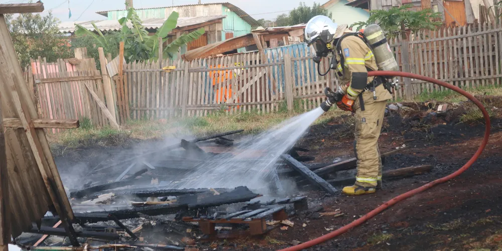 Bombeiros militares controlaram o fogo