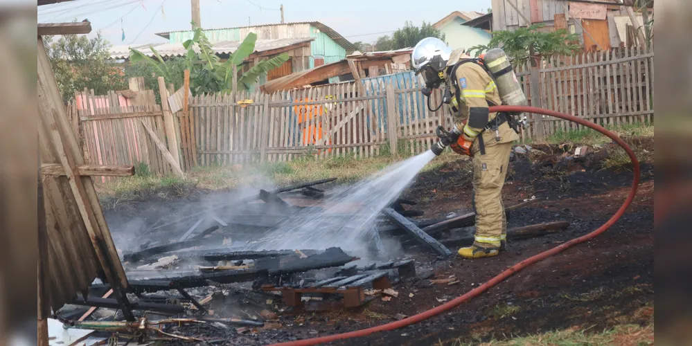 Bombeiros militares controlaram o fogo