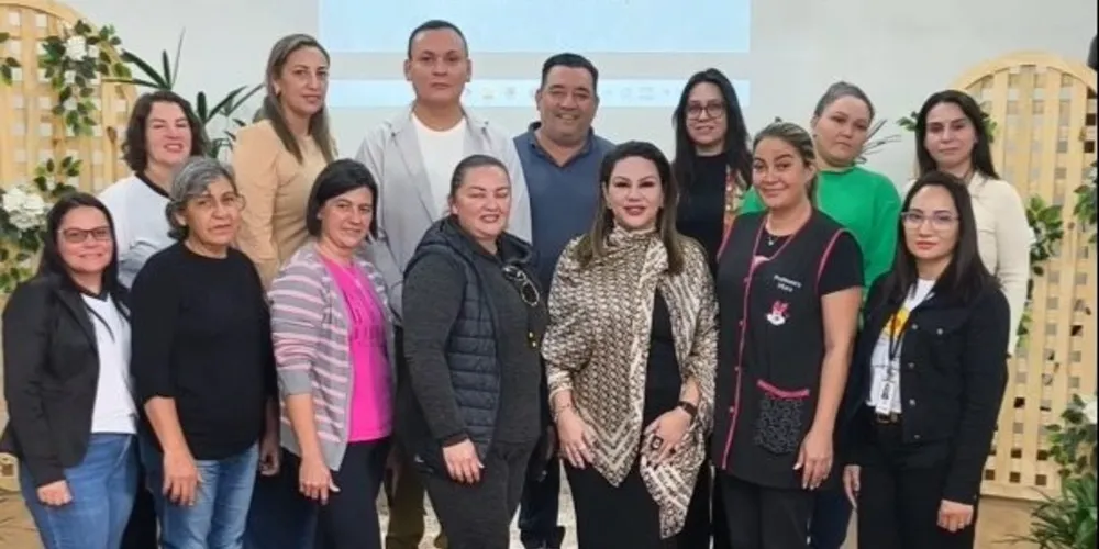 A prefeita participou da cerimônia de entrega dos uniformes.