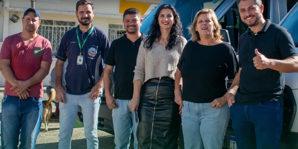 O prefeito Douglas Modesto e demais representantes da Prefeitura anunciaram a aquisição dos veículos