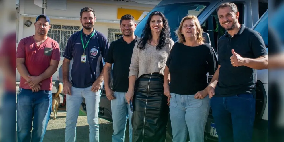 O prefeito Douglas Modesto e demais representantes da Prefeitura anunciaram a aquisição dos veículos