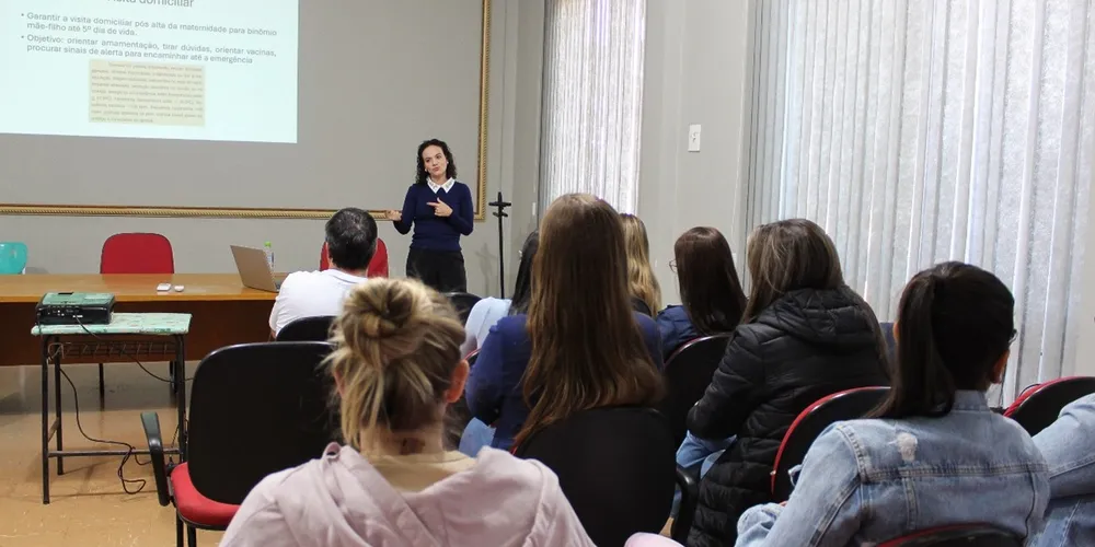 A atividade foi ministrada pela Dra. Sheila Viegas, pediatra do município